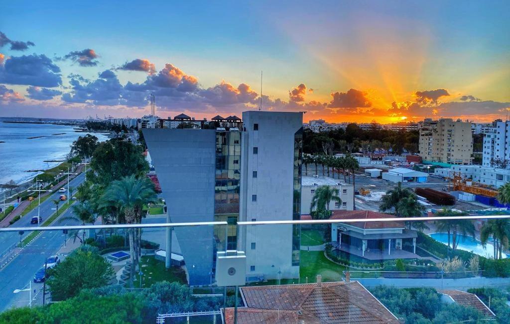 The White Pearl Suite - Beach Front City Centre With Sea View. Limasol Buitenkant foto