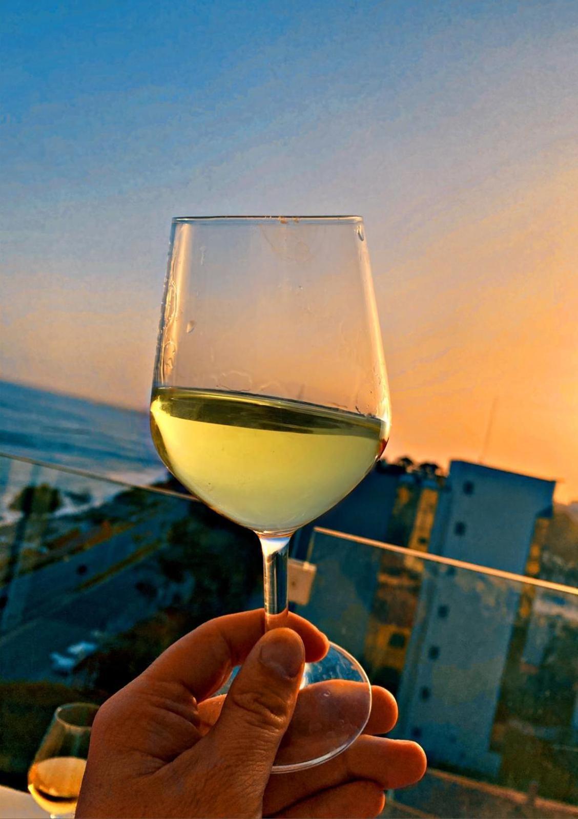 The White Pearl Suite - Beach Front City Centre With Sea View. Limasol Buitenkant foto