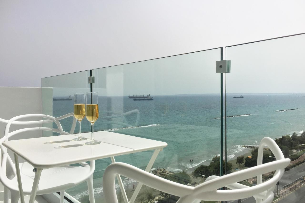 The White Pearl Suite - Beach Front City Centre With Sea View. Limasol Buitenkant foto