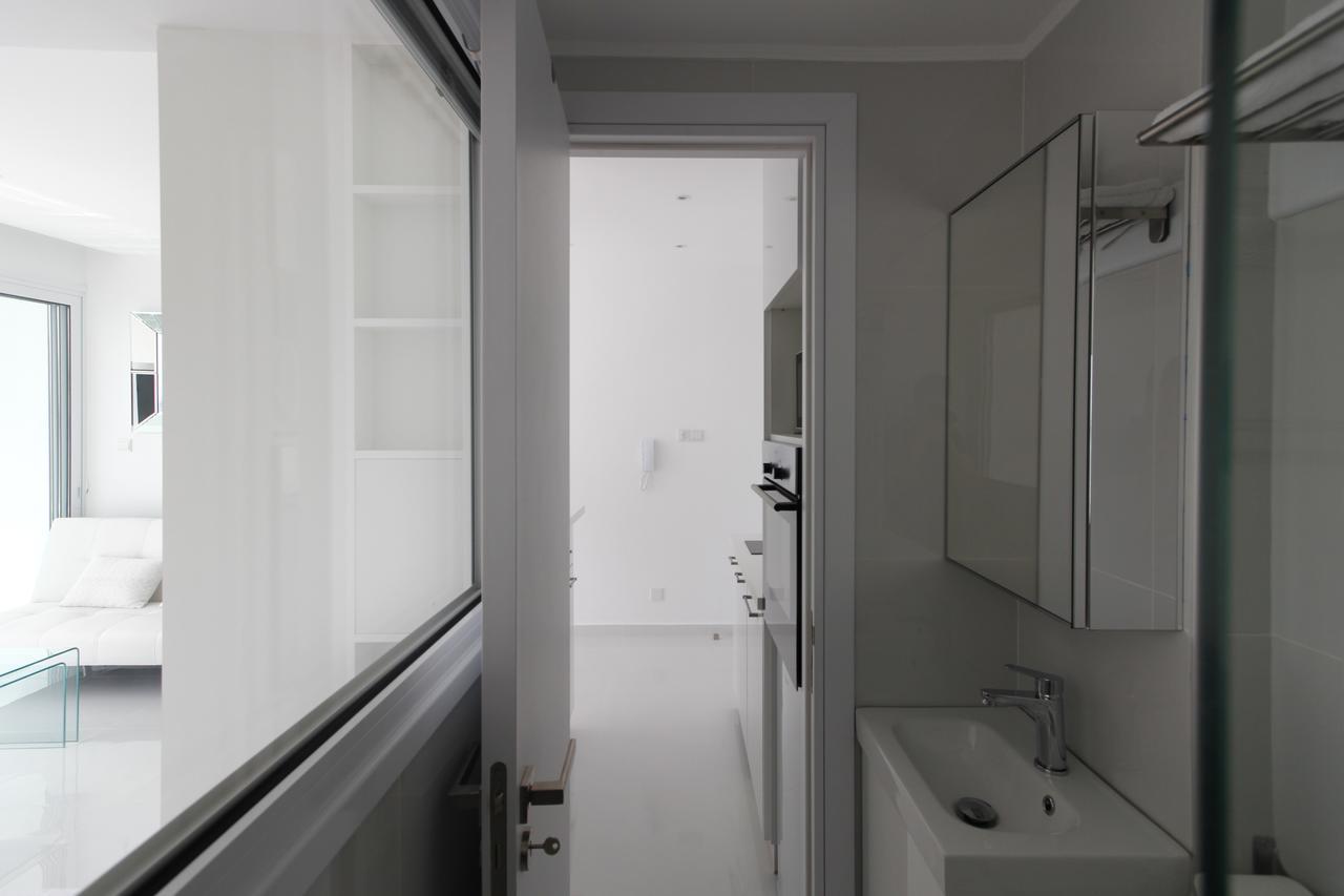 The White Pearl Suite - Beach Front City Centre With Sea View. Limasol Buitenkant foto